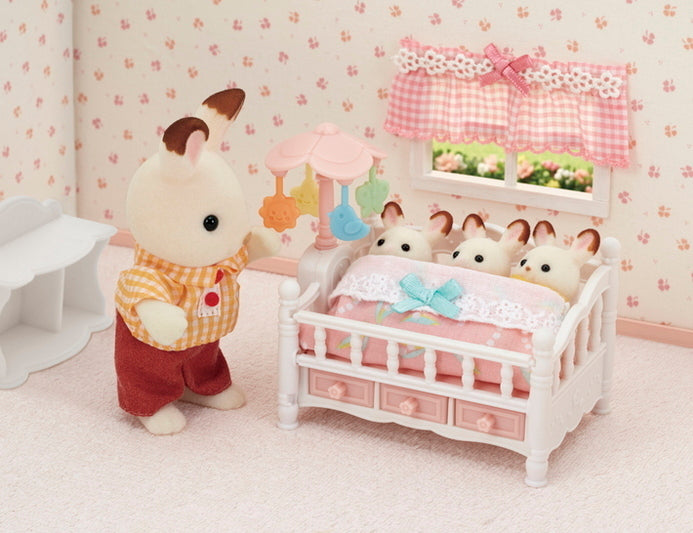 Sylvanian Families Crib with Mobile / ซิลวาเนียน แฟมิลี่ เตียงเด็กพร้อมโมบาย