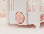 Sylvanian Families Crib with Mobile / ซิลวาเนียน แฟมิลี่ เตียงเด็กพร้อมโมบาย