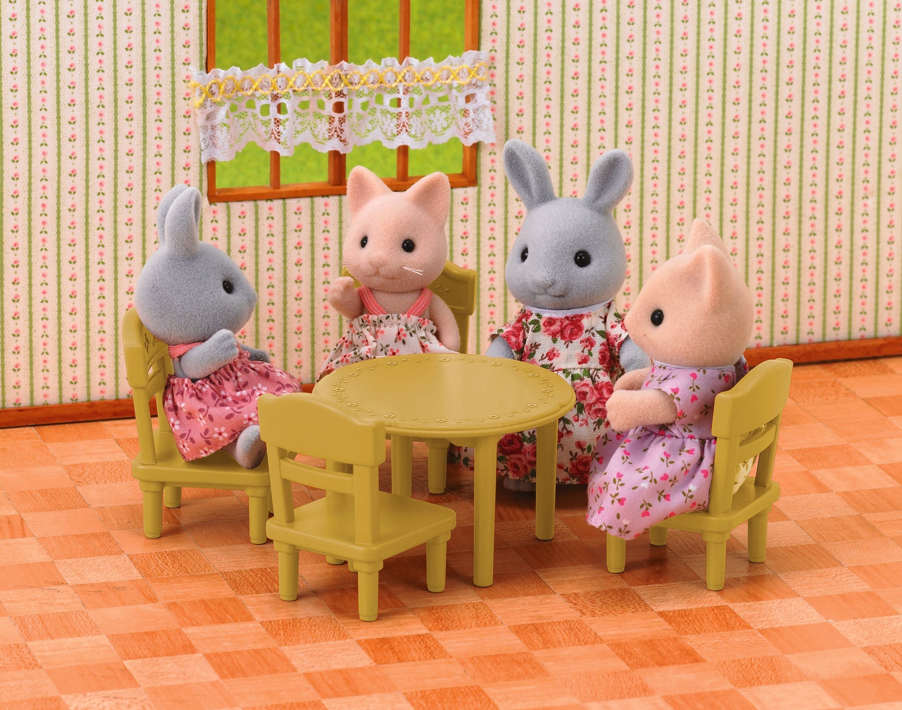 Sylvanian Families Table&Chair Set / ซิลวาเนียน แฟมิลี่ ชุดโต๊ะและเก้าอี้