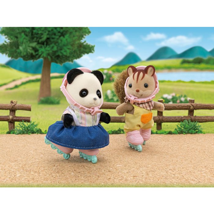 Sylvanian Families Cycle & Skate Set -Panda Girl  / ซิลวาเนียน แฟมิลี่ เด็กหญิงแพนด้าพร้อมจักรยานพ่วงและสเก๊ต
