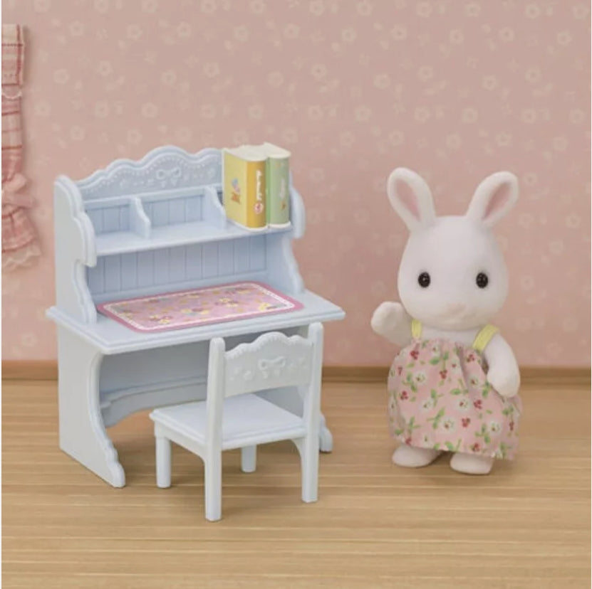 Sylvanian Families Snow Rabbit Girl‘s Learning Desk / ซิลวาเนียน แฟมิลี่ โต๊ะเรียนของเด็กหญิงสโนว์แรบบิท (EBS)
