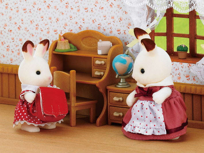 Sylvanian Families Chocolate Rabbit Sister Set (Desk) / ซิลวาเนียน แฟมิลี่ ชุดเด็กญิงชอคโกแตลแรบบิท (โต๊ะเรียน)